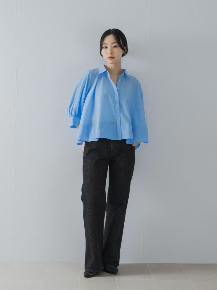 たっぷりギャザーが生み出す立体シルエットが魅力のブラウス。
上品なツヤと軽やかな素材で一枚でも華やかに。
パフスリーブと抜け感のあるネックが女性らしさを引き立て、スラックスにもデニムにも合わせやすい一着です♪