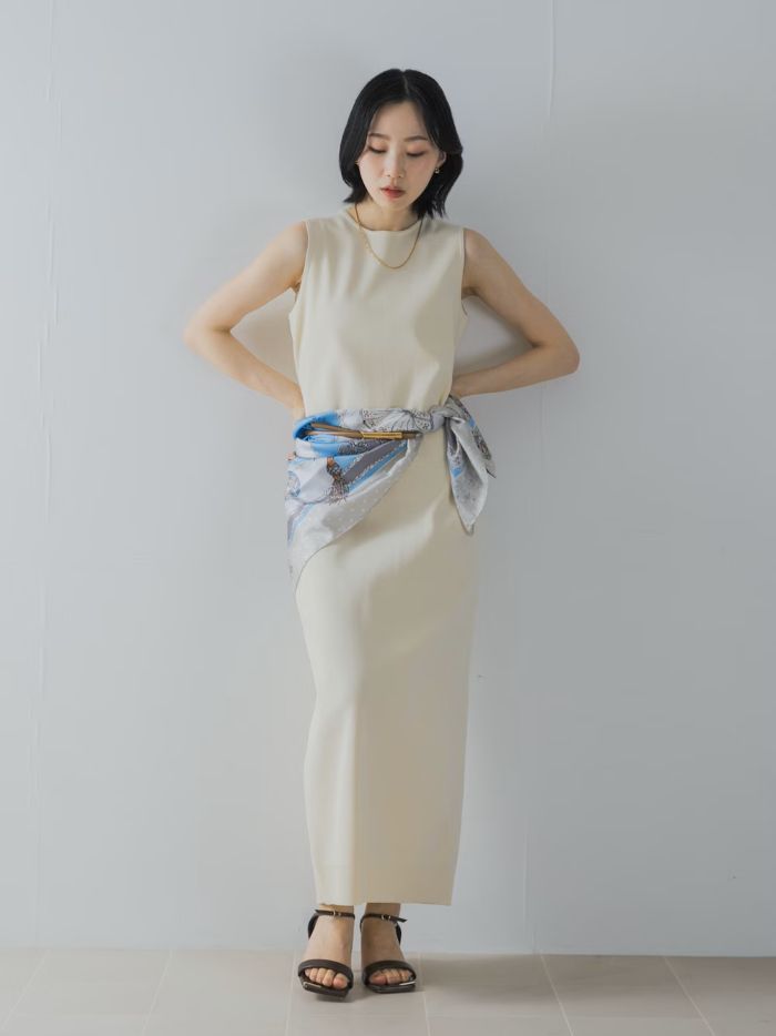 すっきりとしたストレートロングニットドレスに華奢なストラップサンダルを合わせたコーデ。
縦のラインを強調した美しいシルエットでスタイルアップも叶います！
足元にさりげないアクセントを効かせ、シンプルながらも上品な雰囲気を演出します♪