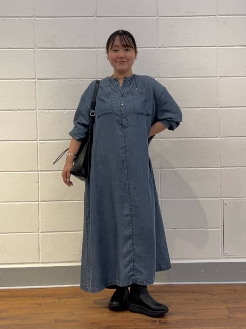 156cm ストレート イエベ秋
【ワンピース】156cmで1サイズ着用
柔らかく落ち感のあるデニムワンピース。
156cmでくるぶし丈でした。
首元のボタンを開けてスッキリ着るのがオススメ。
体のラインを拾わずゆったり着られるので、動くと上品に揺れ動きます。
袖口はリブなので、サッと上げられて落ちてこないのも嬉しいポイント。

【バッグ】
ガバッと大きく開けるバッグなので、お仕事用などにもおすすめのアイテム。
横幅は大きめですが、肩にかけると中心が凹むので体に馴染み、邪魔になりません。

【ブーツ】24cm着用
上品な光沢感のある牛革を使用したショートブーツ。
サイドのリブ部分が柔らかく肌当たりもゴワゴワしないので長時間の着用にも向いています。
厚底仕様ですが、衝撃を吸収してくれるソールで疲れにくく快適な履き心地です。