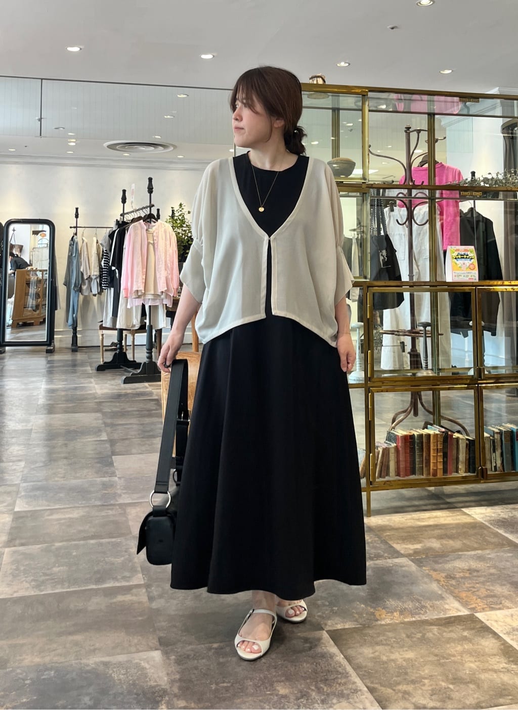 160cm ストレート イエベ春
シアードルマンギャザーハオリ（ベージュ）

軽やかな透け感が魅力のシアーハオリ。

ベージュはやわらかい色味なので、ブラックのワンピースに羽織るだけで自然に軽さが出る印象でした。

実際に着てみると、ドルマンスリーブのゆったりしたシルエットで体から離れてくれるので、暑い時期も涼しく着やすいバランス。

気になる二の腕まわりも自然にカバーしてくれるので、一枚では不安な時にも取り入れやすかったです。

シンプルなカーディガンだと少し物足りなく感じる方にもおすすめ。
ギャザーや立体感のあるシルエットのおかげで、羽織るだけでほどよい華やかさがプラスされる感じがありました。

--------------

ストレッチジョーゼットマキシワンピース（ブラック／1サイズ）

落ち感のあるジョーゼット素材を使用したマキシワンピース。

ストレッチが効いていてラクな着心地ながら、体のラインを拾いにくいのが魅力です。

シンプルなデザインなので、デザイン性のある羽織りとも合わせやすく、着回し力の高さも感じました。

ブラックでも素材に動きがあることで重たく見えにくく、一枚あると頼れるワンピースです。

--------------

ドットボディバッグ（ブラック）

ドット柄がさりげないアクセントになるボディバッグ。

ブラックベースなのでコーディネートになじみやすく、柄物でも取り入れやすい印象でした。

斜めがけにすることで視線が上がり、コーデ全体に軽やかさもプラスしてくれます。

--------------

ベージュ×ブラックでまとめた、軽さのあるワンピースコーディネート。

実際に着てみると、
・ベージュのシアー感でブラックコーデが軽やかに見える
・二の腕まわりを自然にカバーできる
・シンプルなコーデにほどよい華やかさをプラスできる
・ドット柄がさりげないアクセントになる

と、ラクな着心地なのに地味になりすぎない組み合わせでした。

“シンプルな羽織りでは少し物足りない”
そんな時にも取り入れやすいコーディネートです。