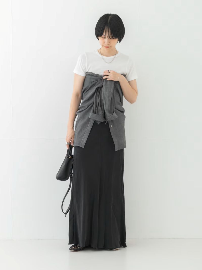 美しい落ち感とシルエットが魅力の、上品フレアスカート。
キュプラ100%素材を使用した、なめらかな肌触りの生地に仕上げました。
落ち感が綺麗でシーズンレスに活躍し、裏地のない軽やかな風合いで暑い季節も心地よく着用いただけます。