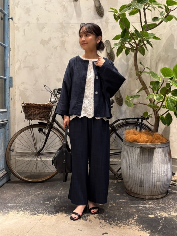 149cm ウェーブ イエベ春
【トップス】
ビアスリーのロングセラー、マルチシリーズからプルオーバーが登場。
前後どちらを前にしても着られる2Way仕様。
ゆったりとしたドルマンスリーブで動きやすく、コンパクトな着丈なので、低身長でもバランスが取りやすくインナーとのレイヤードが楽しめます。
同素材のパンツとセットアップでの着用もおすすめ。

【インナー】
ポコポコとした立体感のある刺繍を前身ごろにあしらった表情豊かなトップス。
袖と後身ごろは伸縮性のあるカットソー素材を使っているので着やすいです。
やや後ろ下がりのデザインで、低身長でもインせずバランスよく着られます。
七分袖ですが私は九部袖くらいになりました。
スカートにもパンツにも合わせやすく、ボトムを選ばない万能アイテムです。

【パンツ】着用サイズ:00
ビアズリーの名品、マルチウエストリブパンツより、00サイズが登場！
0サイズよりもウエスト、ヒップ、裾幅がやや小さくなりました。
0サイズだとウエストが緩く腰履きになっていたのですが、ウエスト位置で着用することができ、窮屈感はなく、落ちてくる心配もないです。
またヒップや裾幅もやや狭めることでよりスッキリとした印象で着用できます。
0サイズはウエストが緩い方（かなり伸びるので00もラクにお召しいただけます）や、
もう少しスッキリと着たい方におすすめのサイズです。
さらに149cmよりも低身長の方も、ウエストが小さくなったことでハイウエストではいても留まってくれるのでおすすめです。