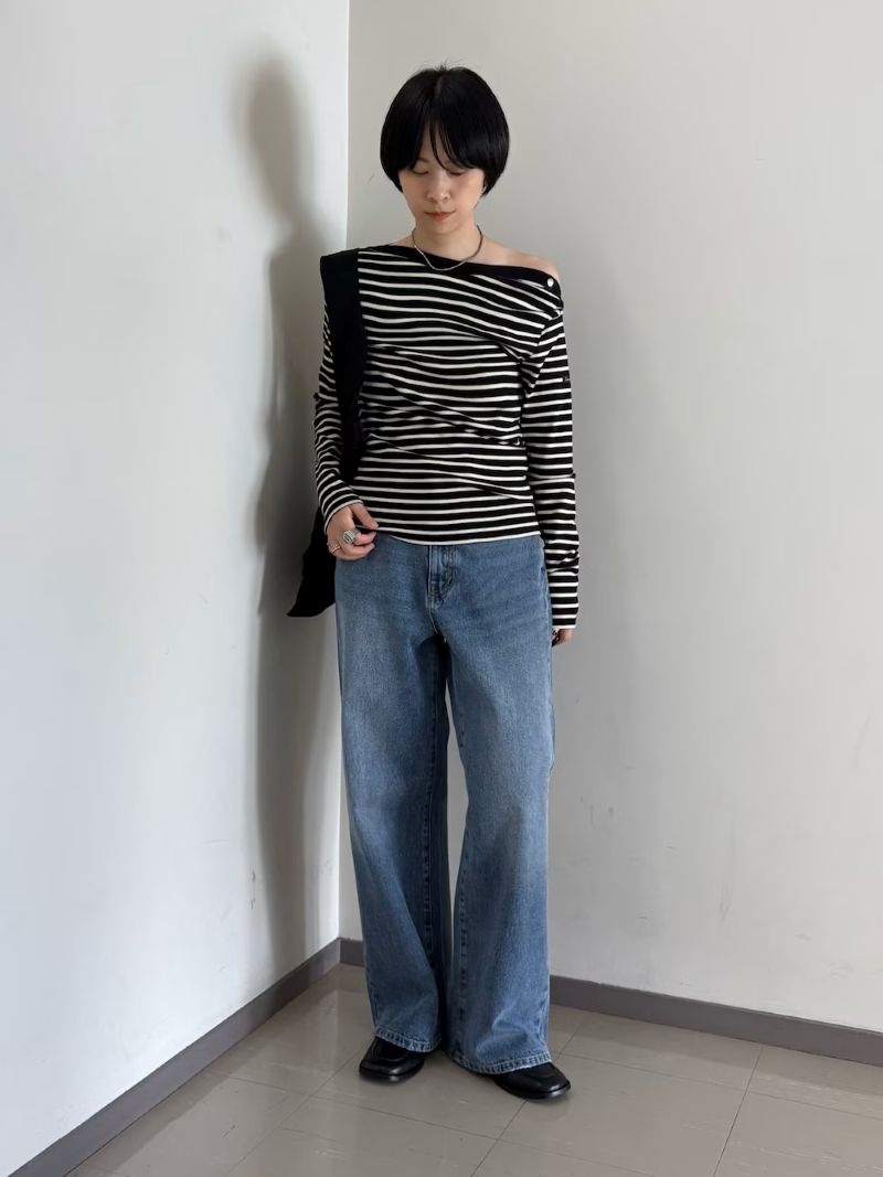 身体のラインを綺麗に見せるすっきりとしたシルエットと、着心地の良さを兼ね揃えた特別感のあるボーダーカットソー。
程よく開いたボートネックが顔まわりに抜け感を与え、上品な印象を演出してくれます。