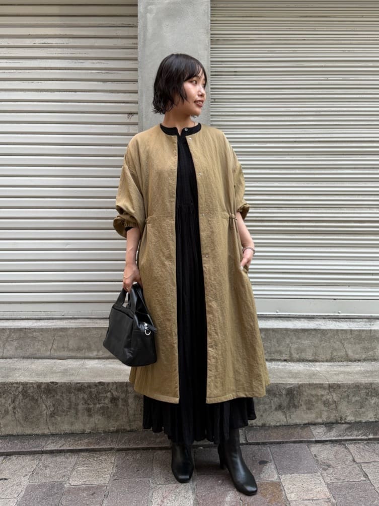 160cm ウェーブ イエベ秋
人気アイテムを使った秋コーデ🍂

ロングセラーのフレアーコートが
秋冬バージョンの素材で登場！

ウエストの内側にあるドロストコードで
絞り具合を調整できて
ロングコートでも着られている感なく
スタイルアップして見えます✨

袖口はゴムなので秋は袖をまくって
手首を見せてもすっきりと着られます。

身幅がゆったりとしていて
裏地なしなので中に着込んだり、
ドルマンスリーブのトップスを着たり
お持ちのものとも合わせやすく
長いシーズンで着られます◎



ワンピースはギャザーをたっぷり寄せて
生地をたくさん使っていますが
落ち感があるので広がりすぎずすっきり見え◎

普段は1サイズを着用していますが
着丈長めでブーツと合わせたかったので
2サイズを着用しています。

被りタイプでウエスト位置までボタンがついているので
着脱しやすく、またボタンが見えないように
してあるのでカジュアルになりすぎません。

よく見るとシアーのチェック生地で
シンプルになりすぎず
自然光に当たった時や動いた時の
表情の違いがとても綺麗です。

袖口はゴムが入っているので
手首を見せるとよりすっきりと見え、
まくっても落ちてこないです✨