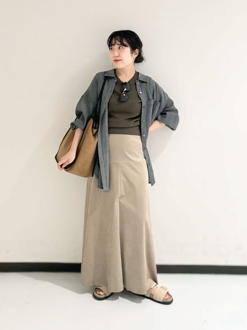 ・スカート
サイズ36を着用しています。
フラットサンダルでも引きずらない着丈なので小柄な方にもオススメです。
腰回りが細めでスッキリしているのでシルエットがとても綺麗です。
スエード素材で起毛仕立てなので腰回りの肉感を拾わないのも嬉しいポイントでした。