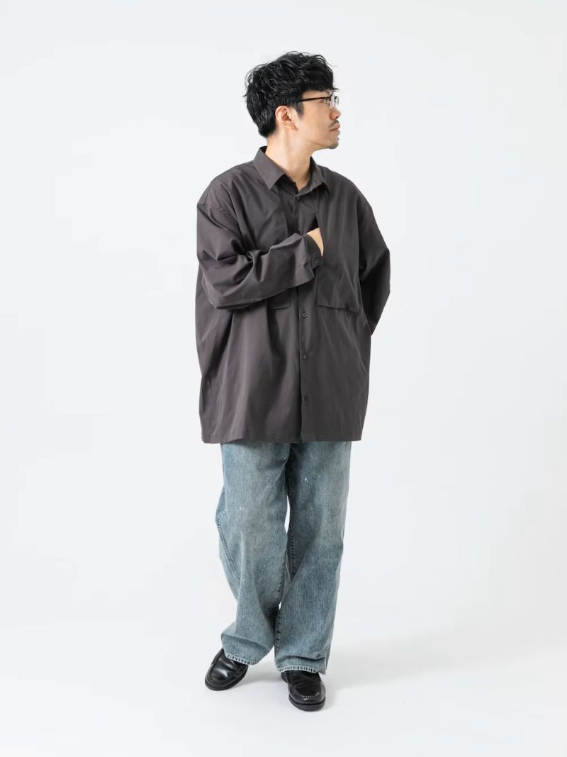 • シャツ（サイズ2 ）： 吸水速乾でこれからの時期も快適。
身幅広めのゆったり感と、小ぶりな襟のバランスが絶妙です。

• パンツ（サイズ4）： 夏に映えるライトカラーのワイドデニム。
トップスのゆったり感と好相性。