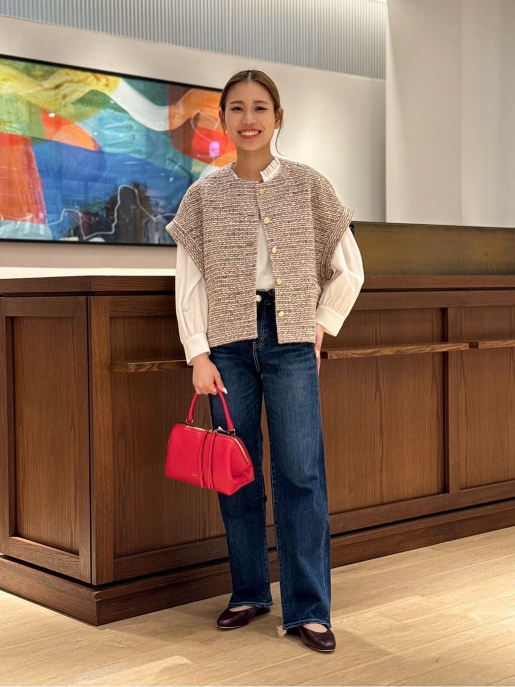 身長157㎝　ゆとりのある立体的なフォルムが特徴の〈Ballsey〉カスリヤーンツイード コクーンジレ。

柔らかく肌触りの良い表面で、着心地がとても良いです。
スタイリングのアクセントとしておめしいただけます。
すっきりとしたクルーネックデザインなので、
フリルのブラウスと合わせ華やかなスタイリングにしました。