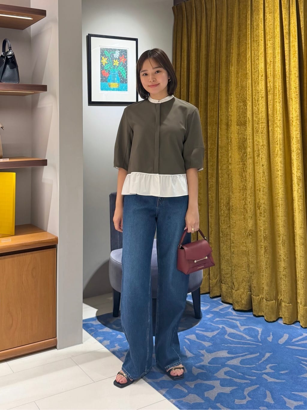 身長162㎝　〈Ballsey〉フラットストレッチコンビ ペプラムフリルプルオーバー
イージーケアのポリエステル×レーヨン素材を使用したブラウス。シワになりにくいうえ、接触冷感や吸水速乾、2-wayストレッチといった機能を備えており、暑さの残る時期でも快適な着心地が魅力です。