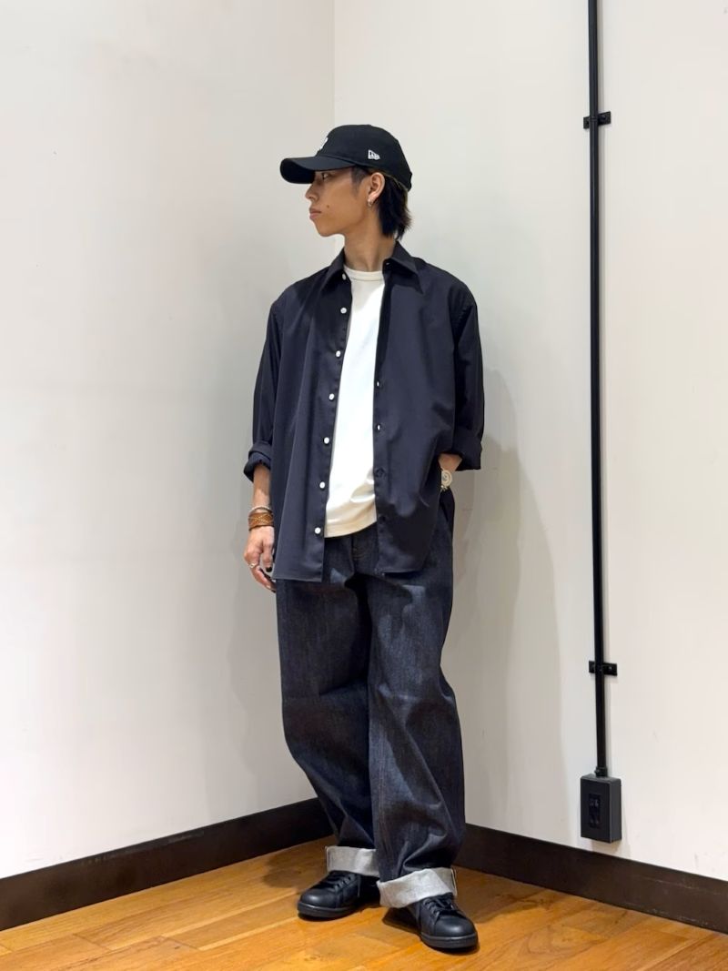糊のついた上質な生地感をじっくり長い年月をかけて自分の型にしていく、そんな男のロマンが詰まった1本です。
今回はバギーを着用しました。この太めのシルエットが最近のオーバーサイズの世の中の服にとにかく合ってくれます。