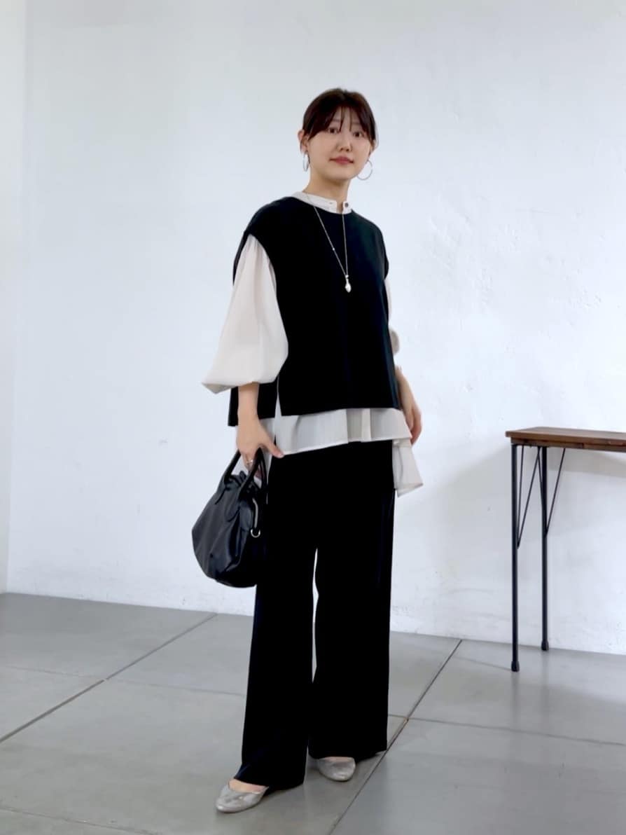162cm ナチュラル イエベ春
【ベスト】サイズ1着用
パンツと同素材でセットアップにしました！
柔らかい生地ですがインディゴブルーに白糸も混ざって
デニムのような風合いのベストです。
うしろスリットがあることで、丸い広い背中もシャープにスッキリ見え！
アームが広めの開きなので、袖にボリュームのあるトップスとも重ねやすいです。


【トップス】
優しいライトグレーのブラウスはかしこまり過ぎず、
派手すぎないのに華やか。
青みのない、グレージュっぽい色合いに感じました。
特徴的なボリューム袖は、ベストとの相性が抜群です！
前後で丈差があるので、すっきり見えつつもヒップは隠れて安心感。


【ボトム】サイズTM着用
ベストと同素材でセットアップにしました！
インディゴデニム調の色合いは、
普通のジーパンよりもきれいめな印象に。
とろみのある落ち感素材で、
すっきりとしたシルエットなので美脚見えします！
162cm骨格ナチュラルの私は、1サイズだと少し短いので
TMを履いた方が脚も長く見えました！！