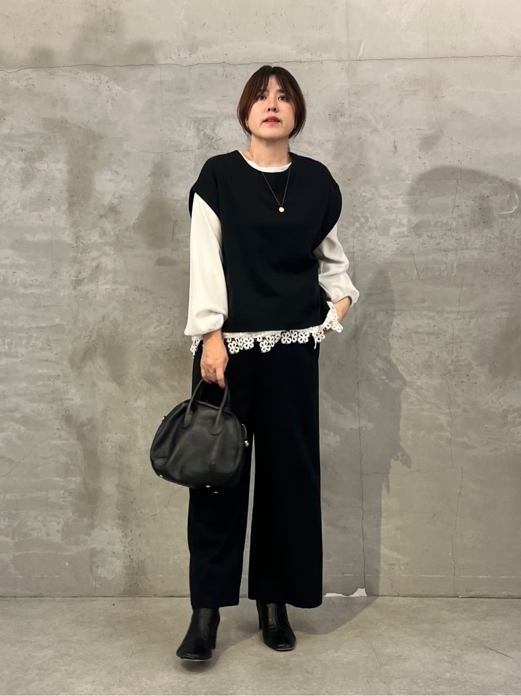 160cm ストレート イエベ春
ショートベスト（ブラック／1サイズ）

いつものスタイルに、ショートベストを重ねるだけ。

それだけで、いつものコーデがちょっと違って見えるから、レイヤードって楽しい♡

今回は裾レースダンボールカットソーに重ねて、裾の幅広レースをしっかり見せるスタイリングに。

ブラックのベストを重ねることで、レースの甘さもほどよく引き締まりました。

--------------

裾レースダンボールカットソー（ブラック）

裾に幅広のレースをあしらったカットソー。

やわらかなダンボール素材で着心地がラクなのも嬉しいポイント。

一枚で着るのはもちろん、ベストを重ねてもかさばりにくく、窮屈感なく着られました。

裾のレースがしっかり見えるので、シンプルなパンツ合わせでも女性らしさをプラスできます。

--------------

マルチウエストリブパンツ（ブラック／1サイズ）

人気のマルチウエストリブパンツ。

やわらかな素材で、ラクな穿き心地が魅力のパンツです。

トップスをブラックでまとめても、裾のレースがアクセントになるので、重たく見えにくいスタイリングに。

--------------

いつものカットソー×パンツスタイルに、ショートベストを重ねるだけ。

それだけで腰位置が変わって見えたり、シルエットにメリハリが出たりして、いつものコーデが新鮮な印象に♡

「最近、いつものコーデがちょっとマンネリ…」

そんな時は、トップスを買い足すより、ベストを重ねてみるのもおすすめです。

同じアイテムでも、重ねるだけで雰囲気が変わる。

レイヤード、楽しんでみませんか？