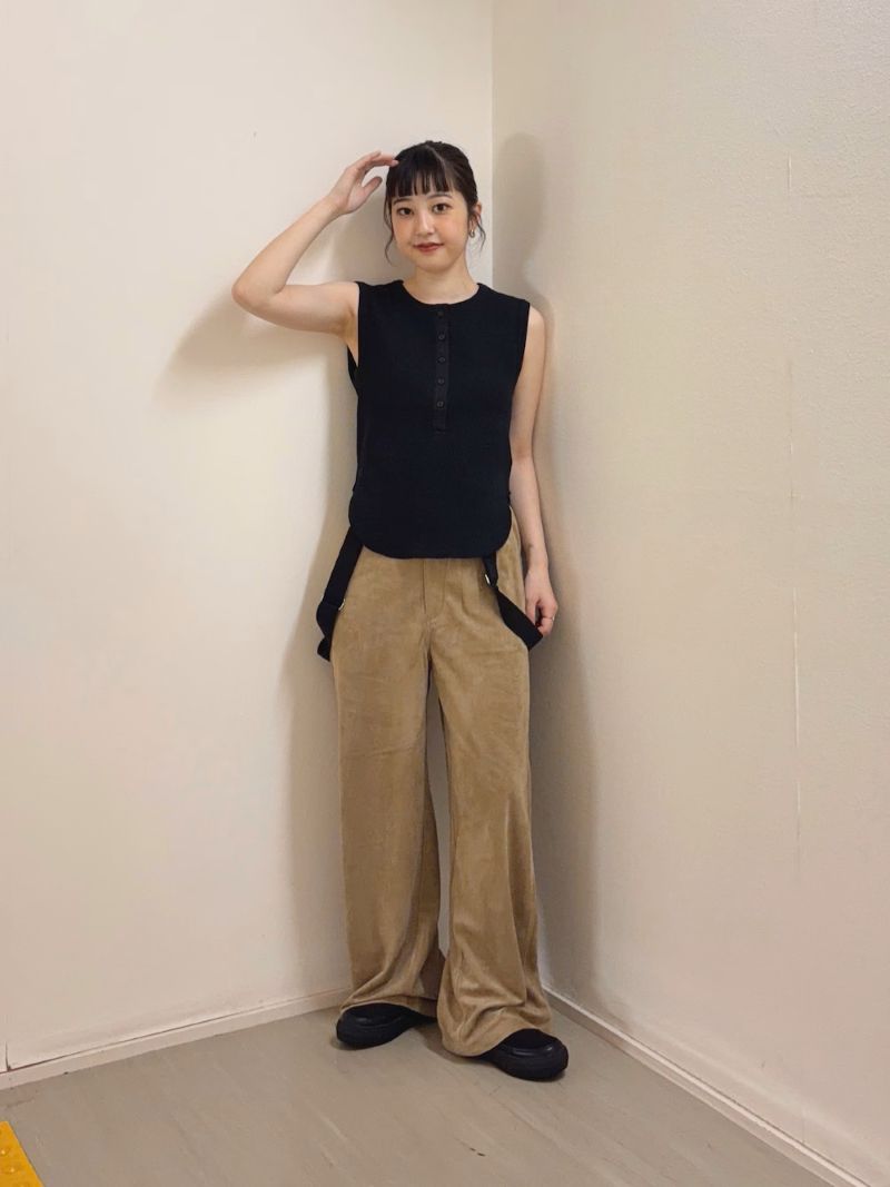 パンツはサロペットとしてもパンツとしても使える2WAY仕様です！

ピーチスキン素材なのでワイドでもスッキリと
合わせて頂けます！