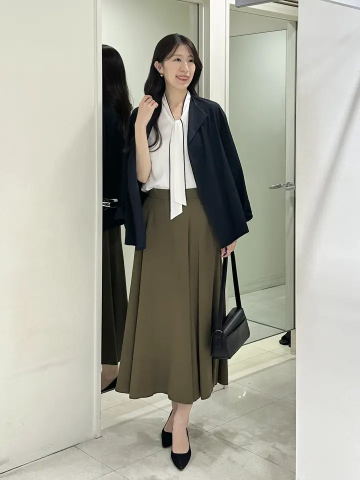 コーディネート身長 170cm

晩夏のきれいめお仕事コーデ♩

まだ暑さの残る日は
サラッと素材のブラウスと羽織りで調整！

秋カラーを入れることを意識すること
グッと雰囲気が良くなりますよ^_^

会議などきちんとしたい日にもおすすめです◎


スタッフ着用サイズ
■ジャケット【4/Mサイズ相当】9号
■カットソー【S/Mサイズ相当】
■スカート【2/Sサイズ相当】7号