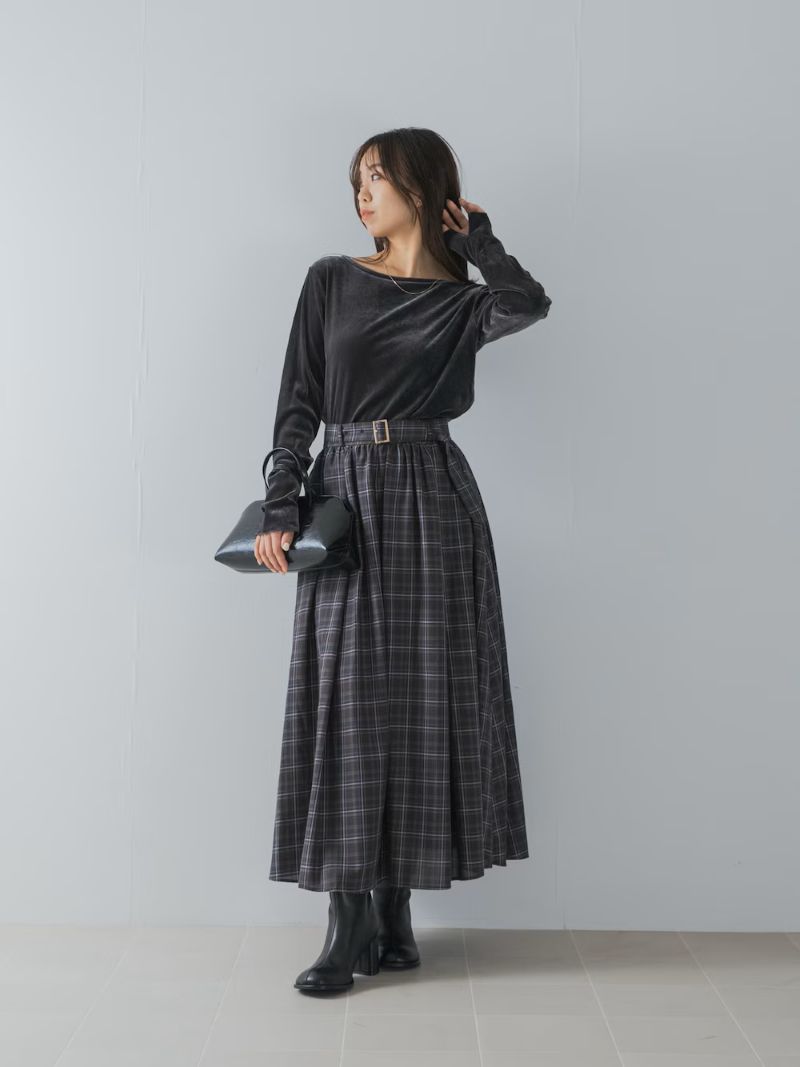 〈スカート〉
ROSSOのチェックスカート
大人な配色のチェックなので
甘くなりがちなスカートも辛口に使える！
シックなカラーでまとめて
色と小物はハンサムにするのがおすすめです☺︎