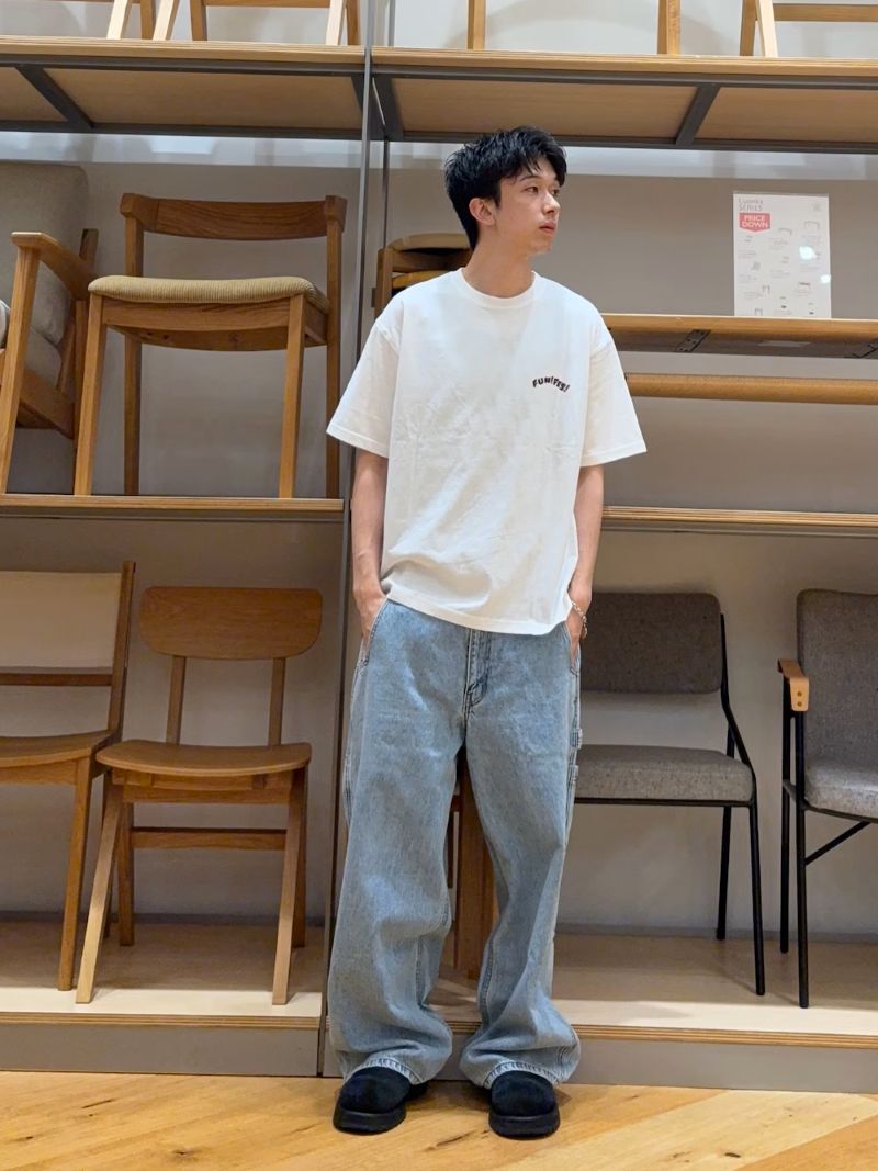 白T×ライトインディゴデニムで作る、90sライクなゆるカジュアルスタイル。

ゆったりとしたボックスシルエットのロゴTシャツに、裾に溜まるルーズなワイドデニムを合わせてリラックス感を演出。足元は黒のボリュームシューズで引き締め、全体のバランスを整えています。