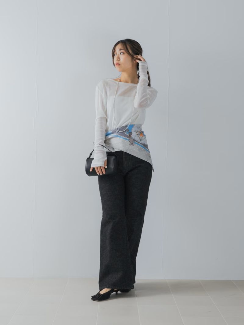 〈トップス〉
ROSSOのシアーカットソー
一見普通のカットソーっぽいのですが
チュール素材で程よい透け感がヘルシーで良い。
お袖のレイヤードも可愛いです。
コンパクトすぎないデザインなので
インナーとしてもトップスとしても◎