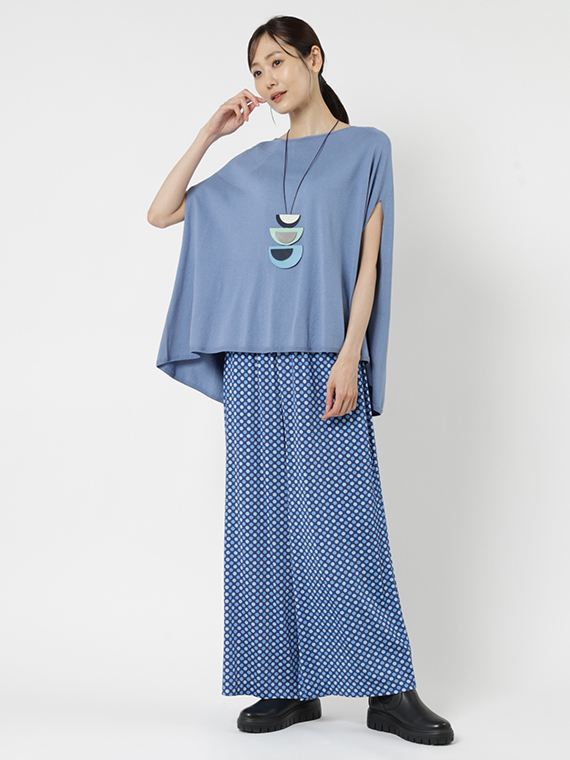 リズム感のあるドットプリントのパンツは、トップスをニットにすれば初秋のコーディネートに、Tシャツにすれば今の時期にジャストのコーディネートになります。どちらもハッピーな雰囲気で着こなすと素敵です。
モデル身長：165cm