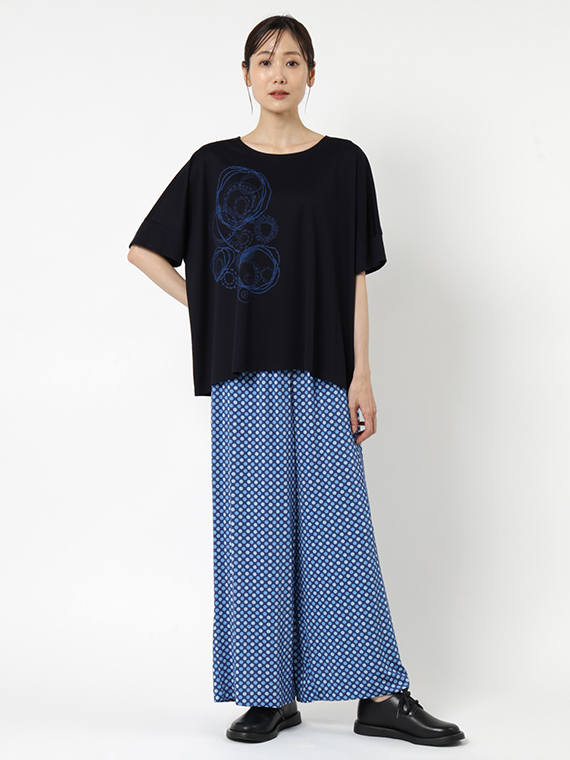 リズム感のあるドットプリントのパンツは、トップスをニットにすれば初秋のコーディネートに、Tシャツにすれば今の時期にジャストのコーディネートになります。どちらもハッピーな雰囲気で着こなすと素敵です。
モデル身長：165cm