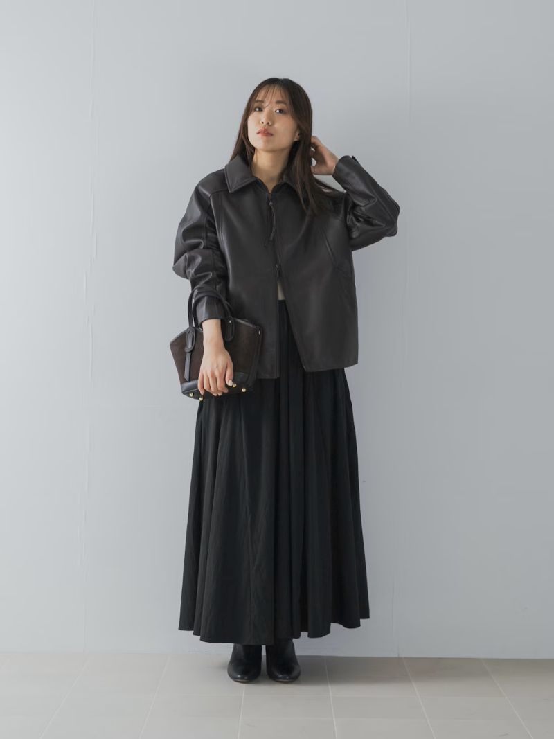 〈アウター〉
ROSSOのレザージャケット
ざっくりしたオーバーサイズがハンサムさ◎
柔らかなシールレザーなので
無骨になりすぎず上品にコーディネートしていただけます。
フレアスカートと合わせるなら
ジップを下から開けてウエストマークするのがおすすめです！