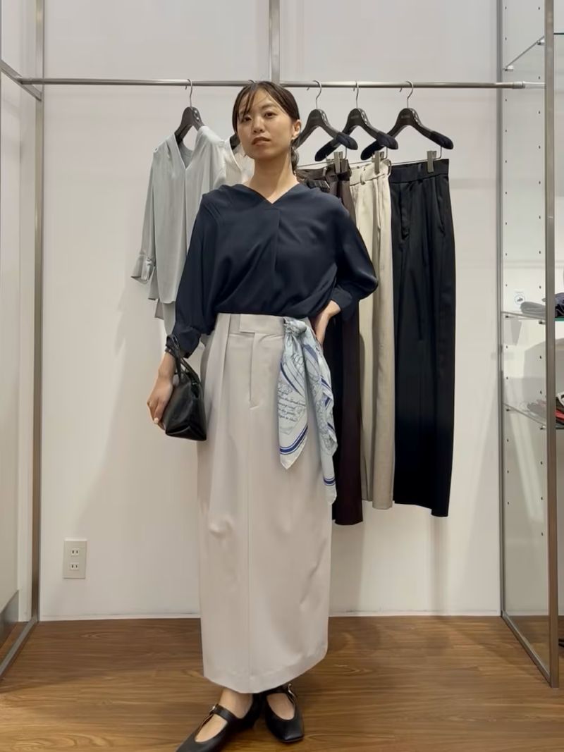 〈トップス〉
ROSSOのキレイめブラウス
ツヤのあるシルキー素材で上品さ◎
吸水速乾、ストレッチ性、UVカットの高機能で
早速明日から使える！
少しゴムが入った袖口なので
暑い日は腕まくりして使ってください！