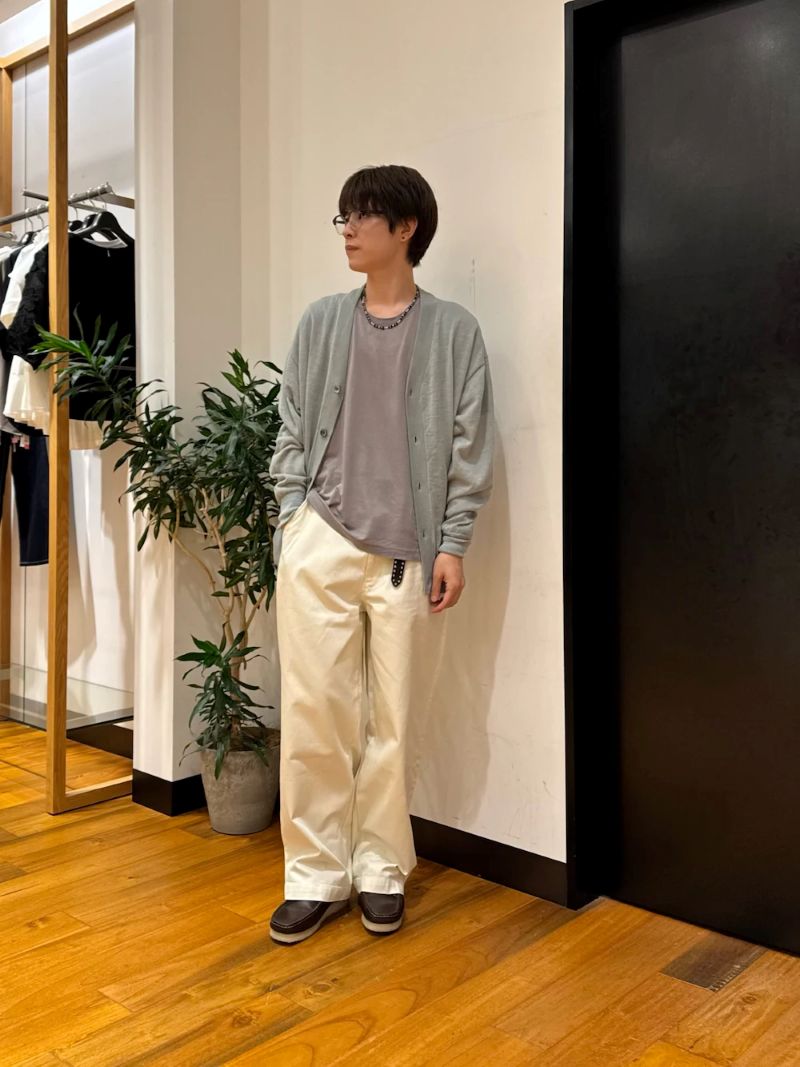 極細のラミー素材でふんわりと仕上げた、肌がほんのり覗く薄手のカーディガン。
胴回りにたっぷりと余裕を持たせつつ、一番下の縁をキュッと細く絞ることで、骨盤のあたりへ自然に収まる構造です。