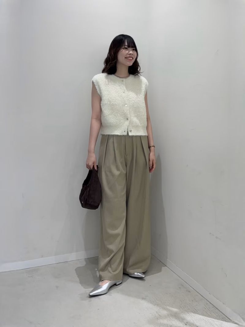 控えめなラメが目を惹くニットベストです！
1枚でも、インナーと合わせて着ても！◎