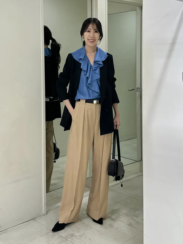 コーディネート身長 170cm

秋のジャケットコーデ♩

上品なフリルブラウスを合わせて
顔まわりも華やかに！

トレンド感のあるコーディネートの完成です◎

スタッフ着用サイズ
■ジャケット【4/Mサイズ相当】9号
■ブラウス【4/Mサイズ相当】9号
■パンツ【4/Mサイズ相当】9号