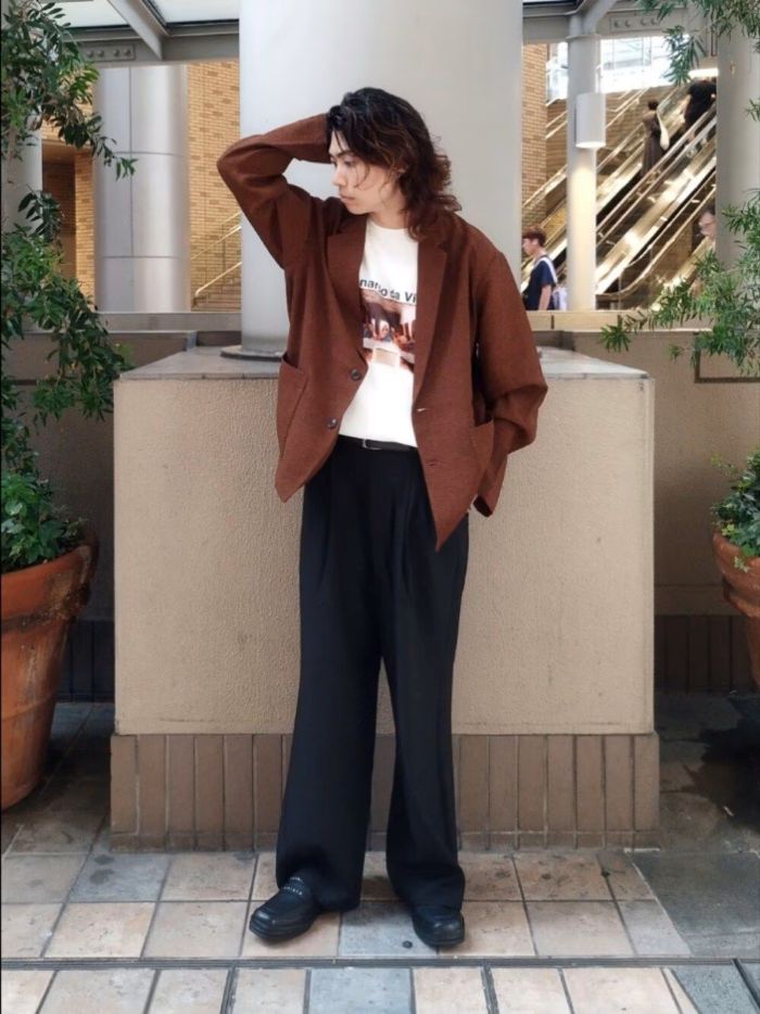 秋らしいツイード生地のジャケット。
シンプルなTシャツにさらりと羽織るだけで決まります〇

ワイドスラックスにローファーできれいめまとめました。
ローファーはスタッズ入りでめっちゃカッコイイです！！
