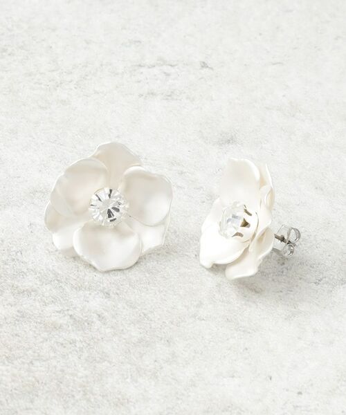 COUP DE CHANCE / クードシャンス ピアス・イヤリング | フラワーピアス／ツヤ感のあるシルバー仕上げ／華やか | 詳細1