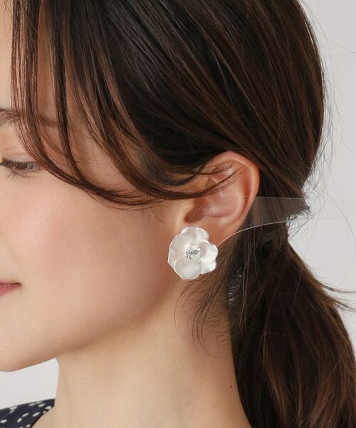 COUP DE CHANCE / クードシャンス ピアス・イヤリング | フラワーピアス／ツヤ感のあるシルバー仕上げ／華やか | 詳細4