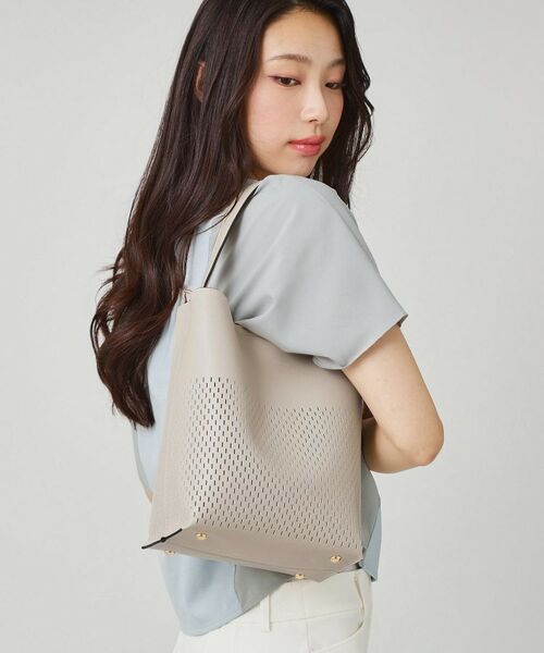 COUP DE CHANCE / クードシャンス トートバッグ | 2WAYパンチングトート／バケツ型／ミニポーチ付き／軽量 | 詳細3