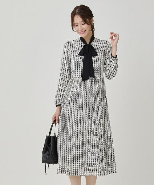 COUP DE CHANCE / クードシャンス ミニ丈・ひざ丈ワンピース | 【ボウ取外し可】幾何柄プリーツワンピース | 詳細1