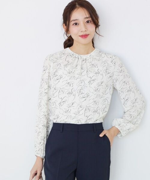 COUP DE CHANCE / クードシャンス シャツ・ブラウス | 【手洗い可／日本製／一枚着／ジャケットイン】花柄モックネックブラウス（オフホワイト(103)）