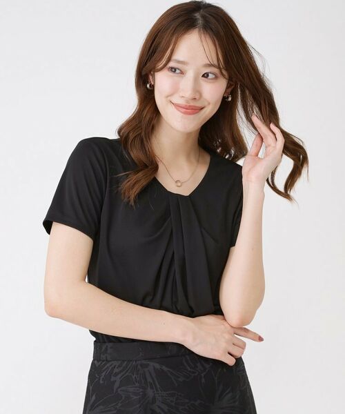 COUP DE CHANCE / クードシャンス カットソー | 【手洗い可／日本製／一枚着／ジャケットイン】タックデザインのジャージートップス（ブラック(019)）