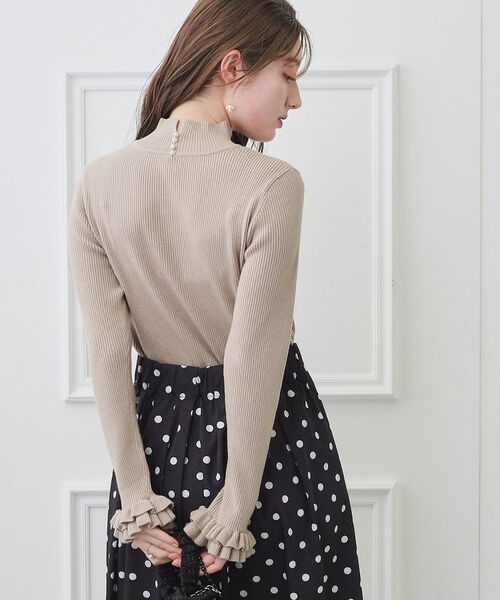Couture Brooch / クチュールブローチ ニット・セーター | バックフェイクパール袖口フリルハイネックニット | 詳細29