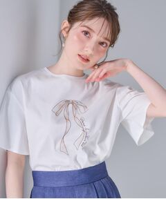 Couture Brooch / クチュールブローチ Tシャツ | 【マシンウォッシャブル・接触冷感・UV機能】60リボンロゴプリント フレアーT