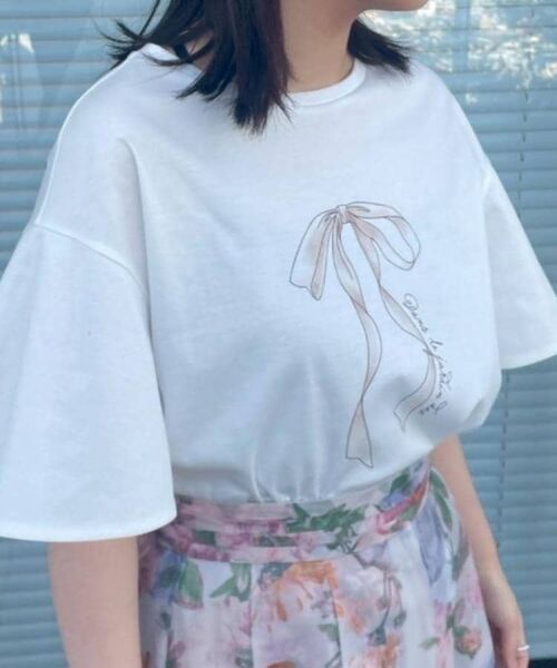 Couture Brooch / クチュールブローチ Tシャツ | 【マシンウォッシャブル・接触冷感・UV機能】60リボンロゴプリント フレアーT | 詳細14