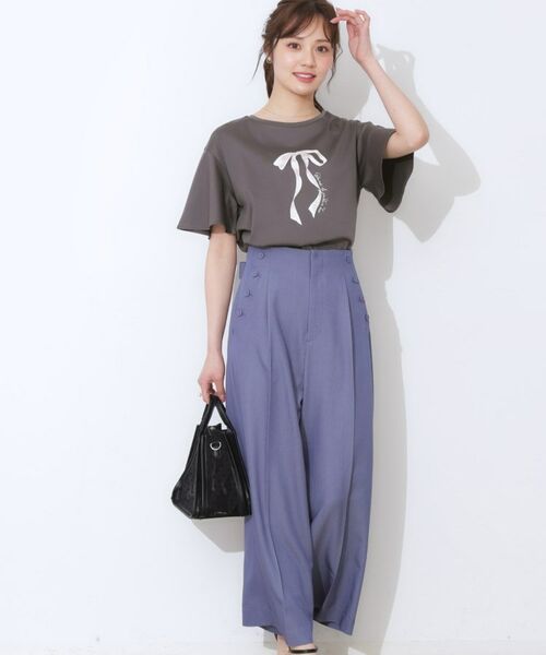 Couture Brooch / クチュールブローチ Tシャツ | 【マシンウォッシャブル・接触冷感・UV機能】60リボンロゴプリント フレアーT | 詳細15