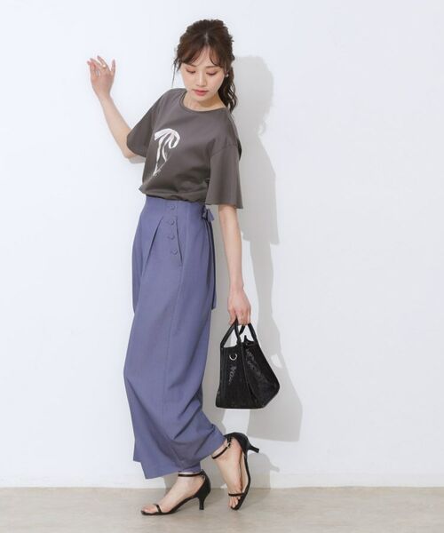 Couture Brooch / クチュールブローチ Tシャツ | 【マシンウォッシャブル・接触冷感・UV機能】60リボンロゴプリント フレアーT | 詳細16