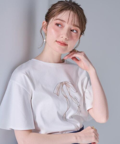 Couture Brooch / クチュールブローチ Tシャツ | 【マシンウォッシャブル・接触冷感・UV機能】60リボンロゴプリント フレアーT | 詳細9