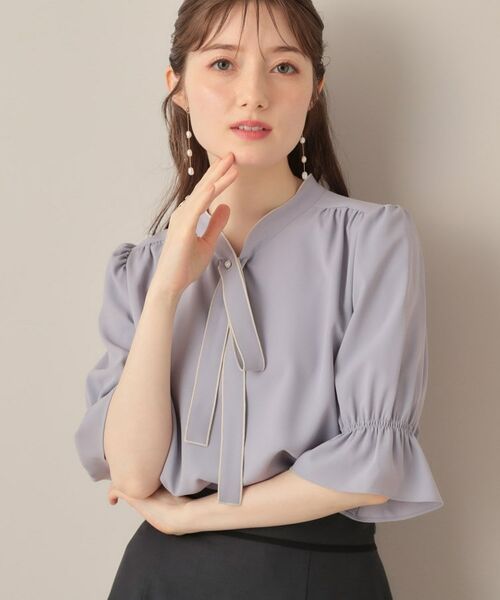 Couture Brooch / クチュールブローチ シャツ・ブラウス | 【大人可愛い・5分袖・通勤】デザインタイブラウス(サックスブルー(090))