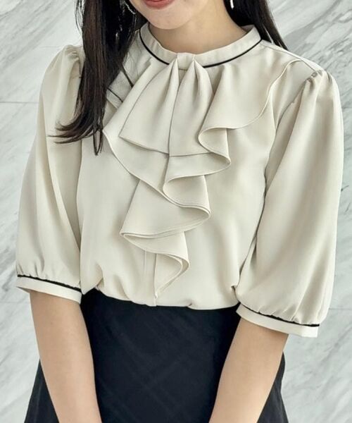 Couture Brooch / クチュールブローチ シャツ・ブラウス | 【華やか・5分袖・通勤】配色フリルタイブラウス | 詳細15