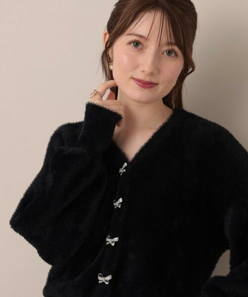 Couture Brooch/クチュールブローチ 【高見え・大人可愛い】ビジューリボン釦 前後2WAYフェザーカーディガントップス ブラック(019) 38(M) Couture Brooch/クチュールブローチ 【高見え・大人可愛い】ビジューリボン釦 前後2WAYフェザーカーディガントップス ブラック(019) 38(M)