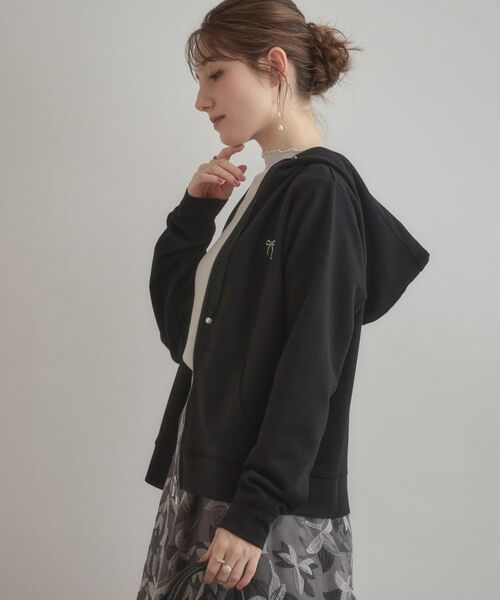 Couture Brooch / クチュールブローチ パーカー | 【マシンウォッシャブル・UVケア・大人可愛い】リボン刺繍ダンボールZIPフーディ | 詳細15