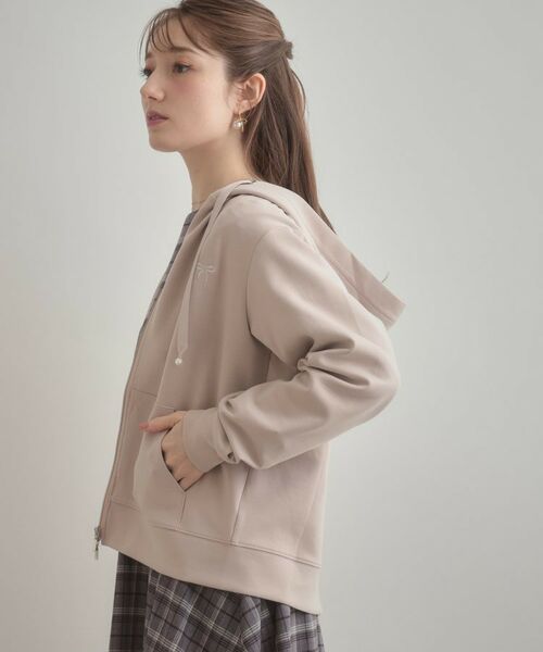 Couture Brooch / クチュールブローチ パーカー | 【マシンウォッシャブル・UVケア・大人可愛い】リボン刺繍ダンボールZIPフーディ | 詳細25