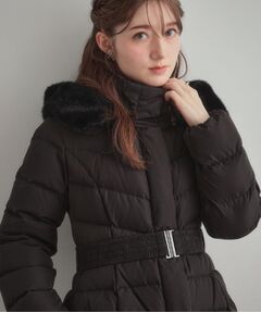 Couture Brooch / クチュールブローチ ダウンジャケット・ベスト | 【2WAY・ベルト付き】フードフェイクファー ミドル丈ダウンコート
