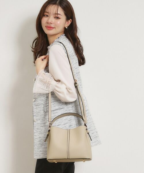 Couture Brooch / クチュールブローチ ショルダーバッグ | 2wayレザー調ハンドバッグ(ベージュ(052))