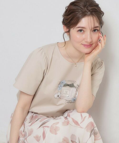 Couture Brooch / クチュールブローチ Tシャツ | パフュームプリントTシャツ（ライトベージュ(051)）