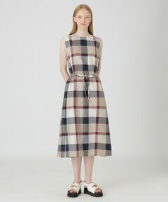 ◆クレストブリッジチェックが華やかなドレス<br /><br />【Design】<br />上品な光沢感のあるクレストブリッジチェック素材を使用したドレスです。<br />肩にタックを入れ、ノースリーブアイテムの悩みである脇部分や二の腕をフォローするデザインです。<br />脇の部分には細いゴムを通しているので、脇の部分があきすぎてしまうのを防ぎます。<br />ウエストをリボンでマークし、フィット＆フレアシルエットのドレスでの着用はもちろん、リボンを付けずにボリュームのあるAラインドレスでの着用もおすすめです。