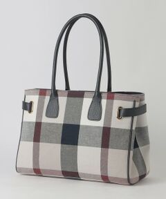 ◆通勤通学にも活躍する大容量バッグ<br /><br />クレストブリッジチェックキャンバス×レザーの異素材コンビネーションバッグです。<br />キャンバスの軽やかな風合いに、レザーを加えることで、軽さときちんと感を両立させました。<br />デザインポイントのハトメ金具が高級感を演出します。<br />天ファスナー付きなので通勤・通学時のセキュリティーも安心です。<br />両サイドのベルトは調節可能で、A4も入る大容量サイズです。